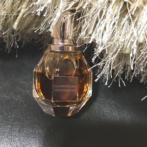 Flowerbomb 1oz Eau de Perfum Viktor & Rolf